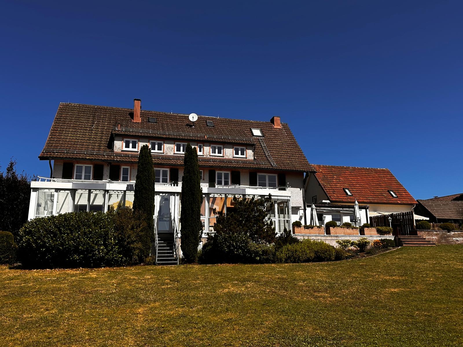 Haus und Garten im Sonnenschein