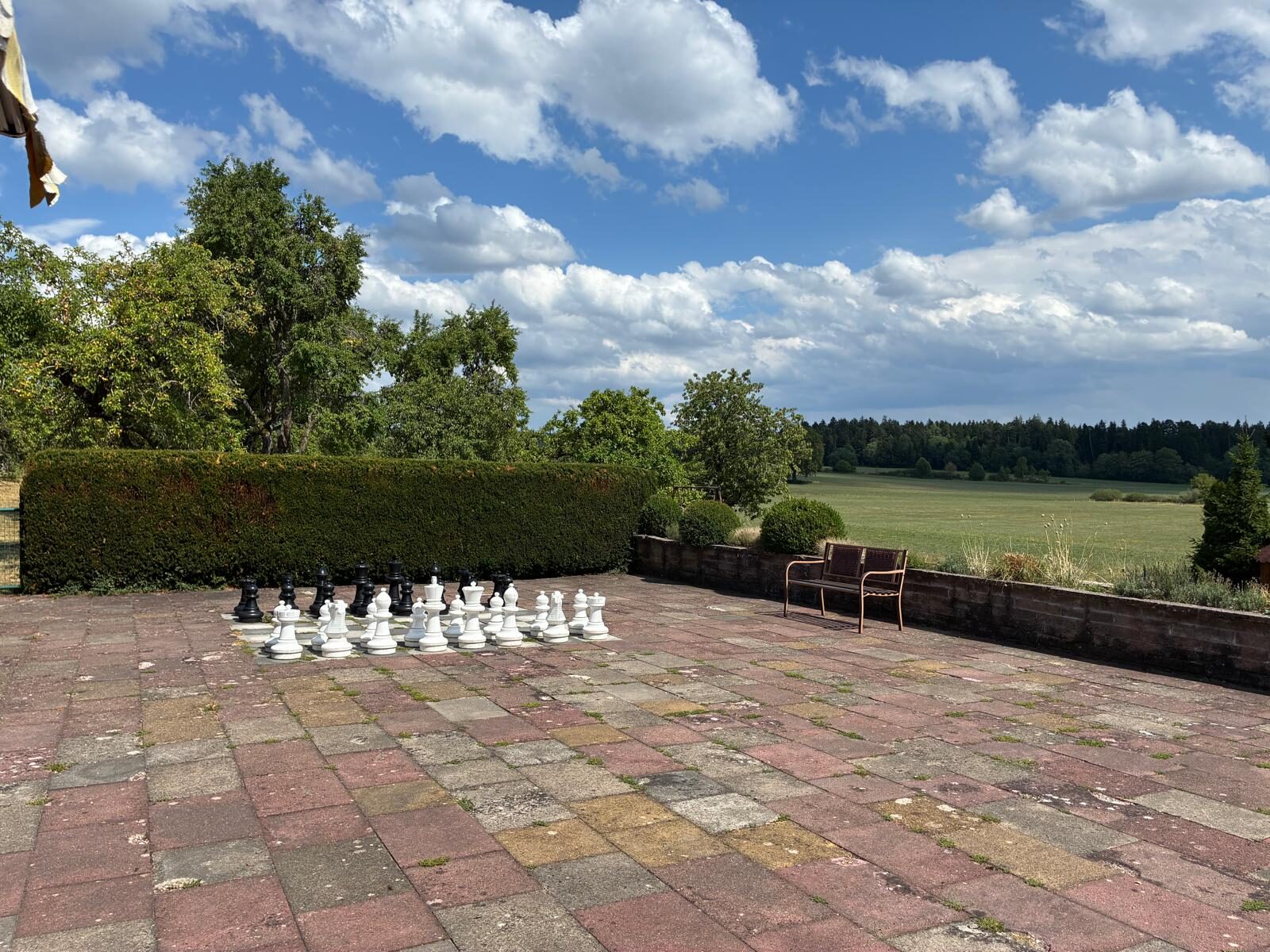 Großes Schachfeld auf der Terrasse mit Blick ins Land