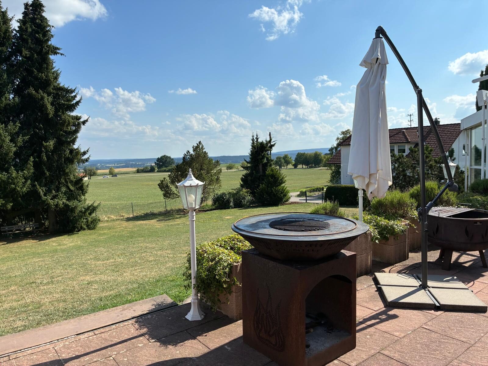 Terrasse mit Feuerschale und Weitblick über die Wiesen