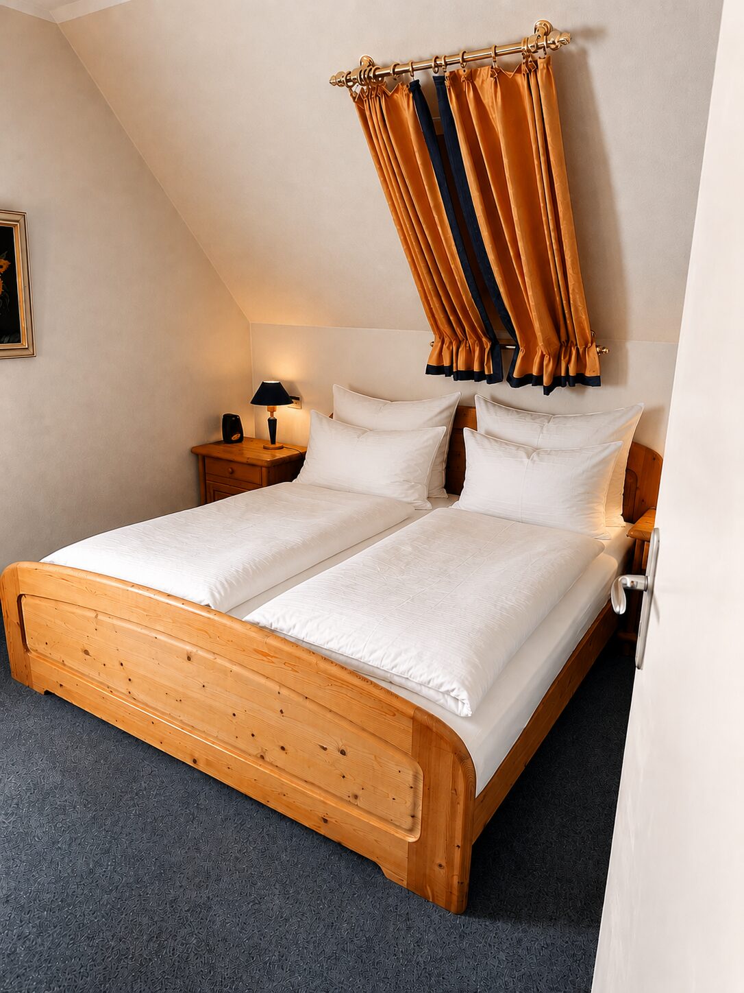 Schlafzimmer im s’Träumle mit Holzbett unter der Dachschräge